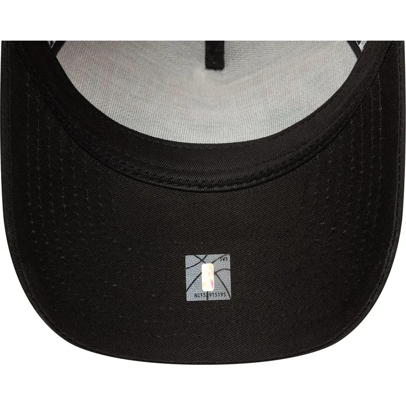 svart-och-rod-trucker-keps-e-frame-script-fran-chicago-bulls-nba-av-new-era