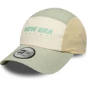 justerbar-beige-och-gron-bojd-keps-runner-tech-fran-new-era