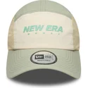 justerbar-beige-och-gron-bojd-keps-runner-tech-fran-new-era