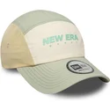 justerbar-beige-och-gron-bojd-keps-runner-tech-fran-new-era