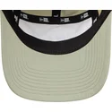 justerbar-beige-och-gron-bojd-keps-runner-tech-fran-new-era