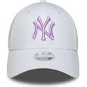 vit-justerbar-kurvad-keps-for-dam-med-lila-logotyp-9forty-league-essential-fran-new-york-yankees-mlb-av-new-era