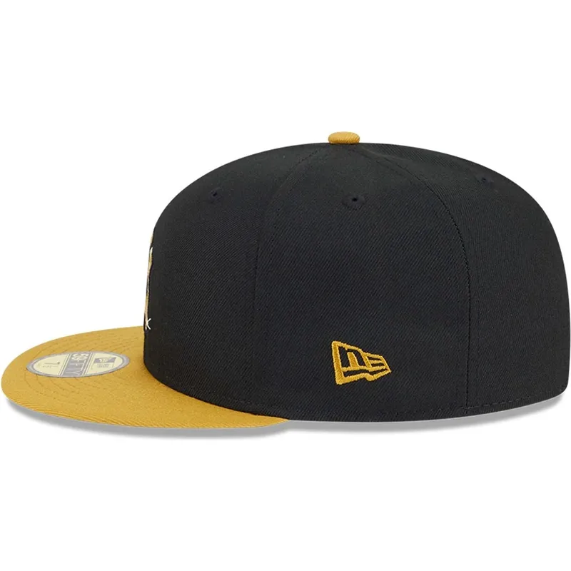 svart-och-gul-platt-keps-med-justerbar-passform-och-gyllene-59fifty-day-logotyp-fran-new-york-yankees-mlb-av-new-era