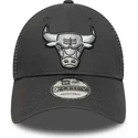 justerbar-gra-truckerkeps-med-gra-logga-9forty-chicago-bulls-nba-fran-new-era