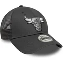 gra-justerbar-truckerkeps-med-chicago-bulls-nba-logga-9forty-fran-new-era