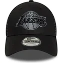 svart-justerbar-trucker-keps-med-gra-logotyp-9forty-fran-los-angeles-lakers-nba-av-new-era