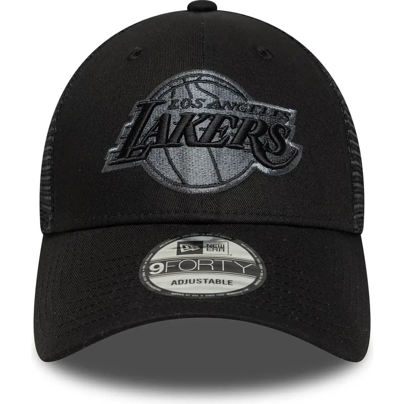 svart-justerbar-trucker-keps-med-gra-logotyp-9forty-fran-los-angeles-lakers-nba-av-new-era
