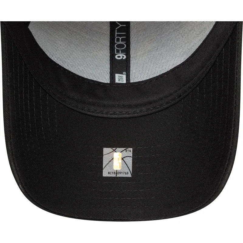 svart-justerbar-trucker-keps-med-gra-logotyp-9forty-fran-los-angeles-lakers-nba-av-new-era