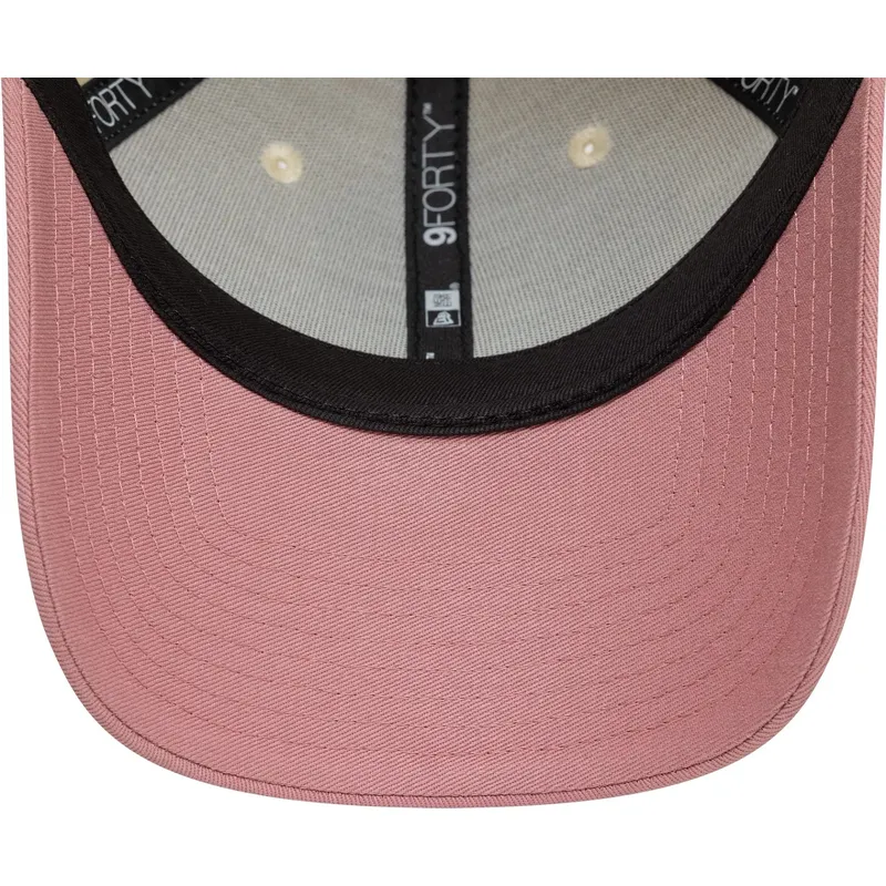 bojd-beige-och-rosa-justerbar-keps-9forty-contrast-fran-red-bull-racing-formula-1-av-new-era