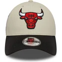 bojd-beige-och-svart-justerbar-keps-9forty-contrast-patch-fran-chicago-bulls-nba-av-new-era