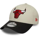 bojd-beige-och-svart-justerbar-keps-9forty-contrast-patch-fran-chicago-bulls-nba-av-new-era