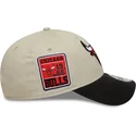 bojd-beige-och-svart-justerbar-keps-9forty-contrast-patch-fran-chicago-bulls-nba-av-new-era