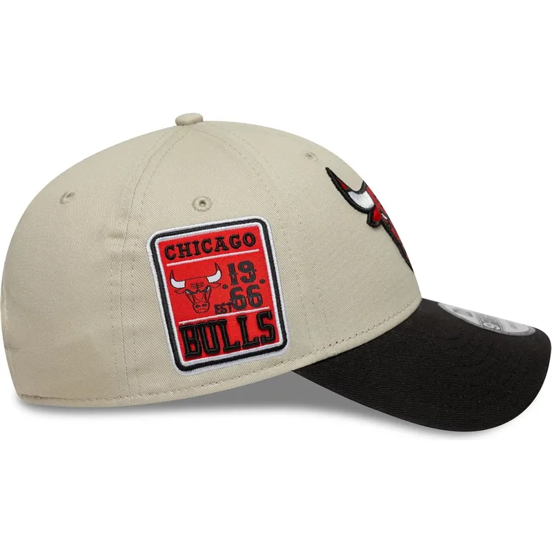 bojd-beige-och-svart-justerbar-keps-9forty-contrast-patch-fran-chicago-bulls-nba-av-new-era