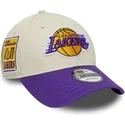 beige-och-violett-justerbar-9forty-contrast-patch-keps-med-bojd-skarm-los-angeles-lakers-nba-fran-new-era