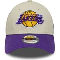 beige-och-violett-justerbar-9forty-contrast-patch-keps-med-bojd-skarm-los-angeles-lakers-nba-fran-new-era