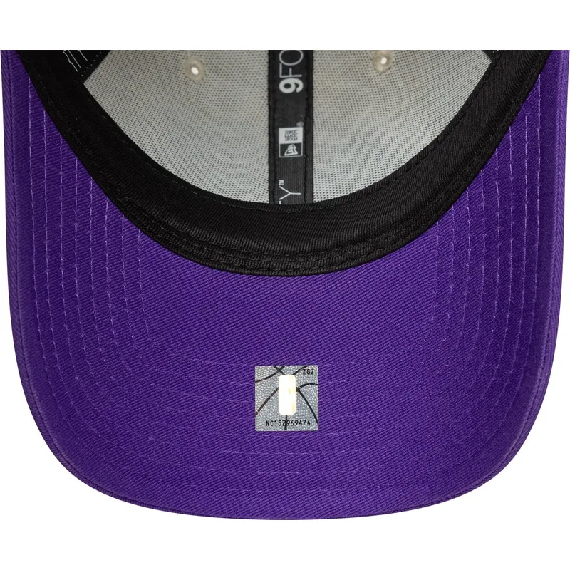 justerbar-beige-och-violett-9forty-contrast-patch-keps-med-bojd-skarm-los-angeles-lakers-nba-fran-new-era
