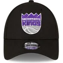 svart-justerbar-kurvad-keps-9forty-the-league-fran-sacramento-kings-nba-av-new-era
