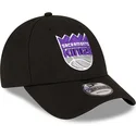 svart-justerbar-kurvad-keps-9forty-the-league-fran-sacramento-kings-nba-av-new-era