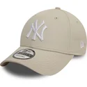 beige-justerbar-bojd-keps-med-vit-logotyp-9forty-league-essential-new-york-yankees-mlb-fran-new-era