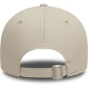 beige-justerbar-bojd-keps-med-vit-logotyp-9forty-league-essential-new-york-yankees-mlb-fran-new-era