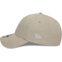 beige-justerbar-bojd-keps-med-vit-logotyp-9forty-league-essential-new-york-yankees-mlb-fran-new-era