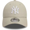 beige-justerbar-bojd-keps-med-vit-logotyp-9forty-league-essential-new-york-yankees-mlb-fran-new-era