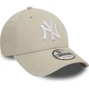 beige-justerbar-bojd-keps-med-vit-logotyp-9forty-league-essential-new-york-yankees-mlb-fran-new-era