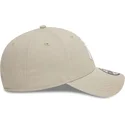 beige-justerbar-bojd-keps-med-vit-logotyp-9forty-league-essential-new-york-yankees-mlb-fran-new-era