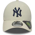 bojd-beige-justerbar-keps-med-marinbla-logotyp-9forty-recycled-fran-new-york-yankees-mlb-av-new-era