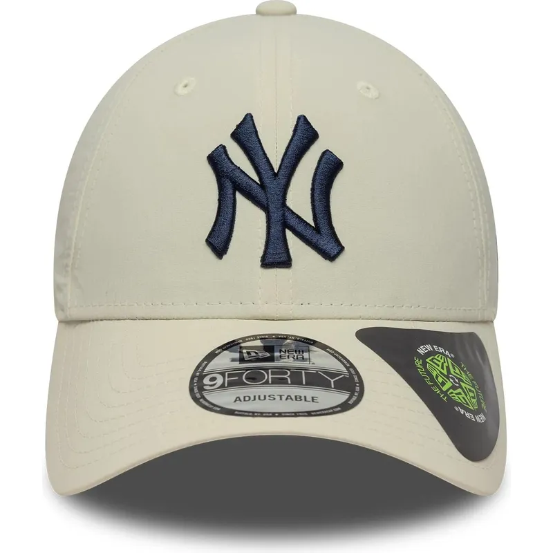 beige-justerbar-keps-med-bojd-skarm-och-marinbla-logotyp-9forty-recycled-av-new-york-yankees-mlb-fran-new-era