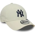 beige-justerbar-keps-med-bojd-skarm-och-marinbla-logotyp-9forty-recycled-av-new-york-yankees-mlb-fran-new-era