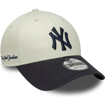 Böjd beige och marinblå justerbar keps 9FORTY Side Script New York Yankees MLB från New Era