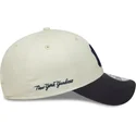 justerbar-9forty-side-script-beige-och-marinbla-bojd-keps-new-york-yankees-mlb-fran-new-era