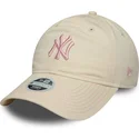 beige-justerbar-kurvad-keps-for-kvinnor-med-rosa-logotyp-9twenty-contrast-stitch-av-new-york-yankees-mlb-fran-new-era