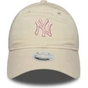 beige-justerbar-kurvad-keps-for-kvinnor-med-rosa-logotyp-9twenty-contrast-stitch-av-new-york-yankees-mlb-fran-new-era