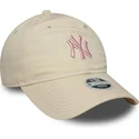 beige-justerbar-kurvad-keps-for-kvinnor-med-rosa-logotyp-9twenty-contrast-stitch-av-new-york-yankees-mlb-fran-new-era