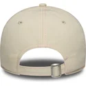 beige-justerbar-kurvad-keps-for-kvinnor-med-rosa-logotyp-9twenty-contrast-stitch-av-new-york-yankees-mlb-fran-new-era