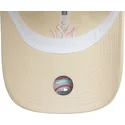 beige-justerbar-kurvad-keps-for-kvinnor-med-rosa-logotyp-9twenty-contrast-stitch-av-new-york-yankees-mlb-fran-new-era