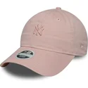 justerbar-rosa-bojd-keps-for-kvinnor-med-rosa-logotyp-9twenty-mini-washed-fran-new-york-yankees-mlb-av-new-era