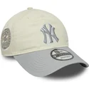 beige-och-gra-justerbar-kurvskarmkeps-for-kvinnor-9twenty-world-series-cooperstown-new-york-yankees-mlb-fran-new-era