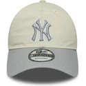 beige-och-gra-justerbar-kurvskarmkeps-for-kvinnor-9twenty-world-series-cooperstown-new-york-yankees-mlb-fran-new-era