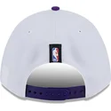 vit-och-lila-kurvad-keps-snapback-9forty-m-crown-draft-2025-fran-los-angeles-lakers-nba-av-new-era