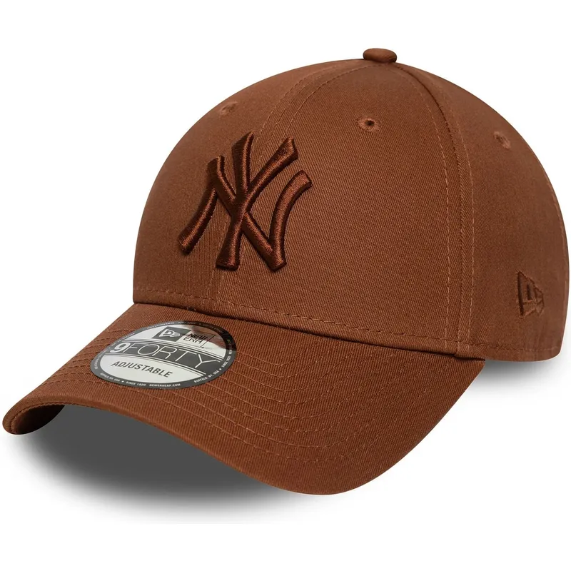brun-bojd-justerbar-keps-med-brunt-9forty-league-essential-logotyp-fran-new-york-yankees-mlb-av-new-era