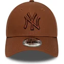 brun-bojd-justerbar-keps-med-brunt-9forty-league-essential-logotyp-fran-new-york-yankees-mlb-av-new-era