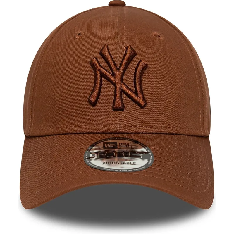 brun-bojd-justerbar-keps-med-brunt-9forty-league-essential-logotyp-fran-new-york-yankees-mlb-av-new-era