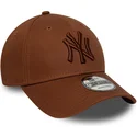 brun-bojd-justerbar-keps-med-brunt-9forty-league-essential-logotyp-fran-new-york-yankees-mlb-av-new-era