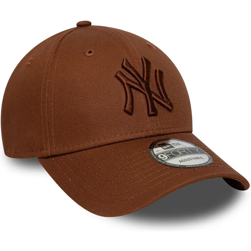 brun-bojd-justerbar-keps-med-brunt-9forty-league-essential-logotyp-fran-new-york-yankees-mlb-av-new-era