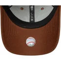 brun-bojd-justerbar-keps-med-brunt-9forty-league-essential-logotyp-fran-new-york-yankees-mlb-av-new-era