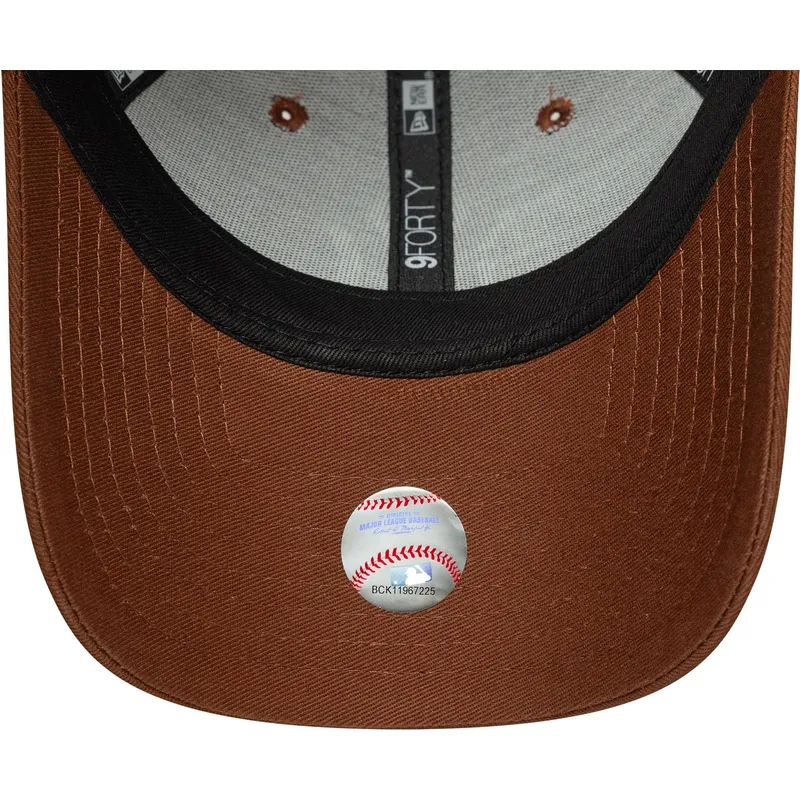 brun-bojd-justerbar-keps-med-brunt-9forty-league-essential-logotyp-fran-new-york-yankees-mlb-av-new-era