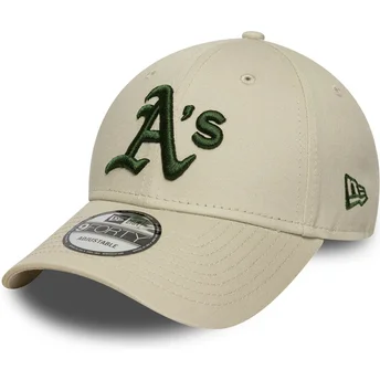 Beige justerbar keps med böjd skärm och grönt logo 9FORTY League Essential Oakland Athletics MLB från New Era